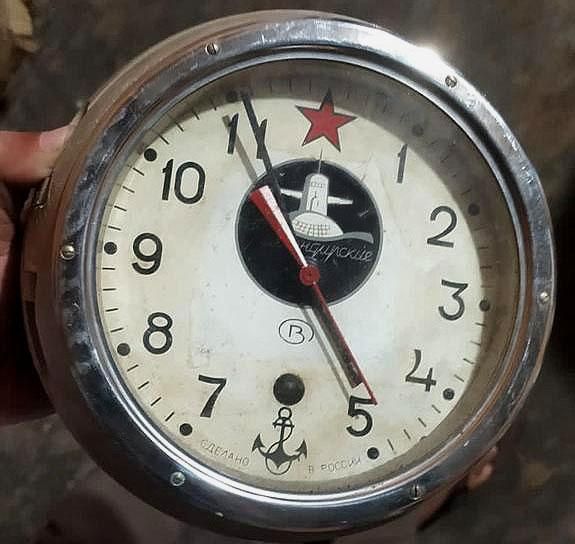 alte Schiffsuhr des russischen Herstellers Wostock in Alang