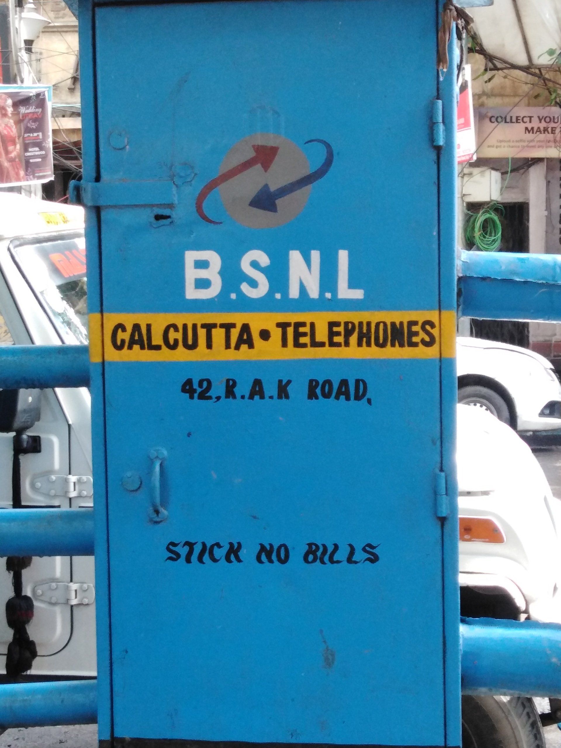 handbemalter Telefonkasten (Telefonzelle) in Kalkutta (Indien).