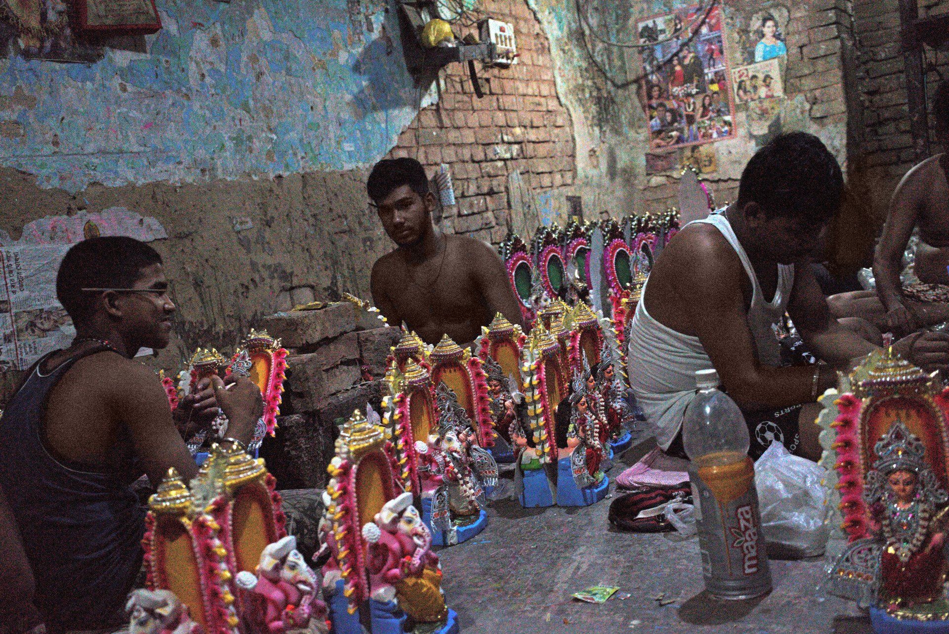 Bemalung von Figuren in einem Atelier in Kalkutta