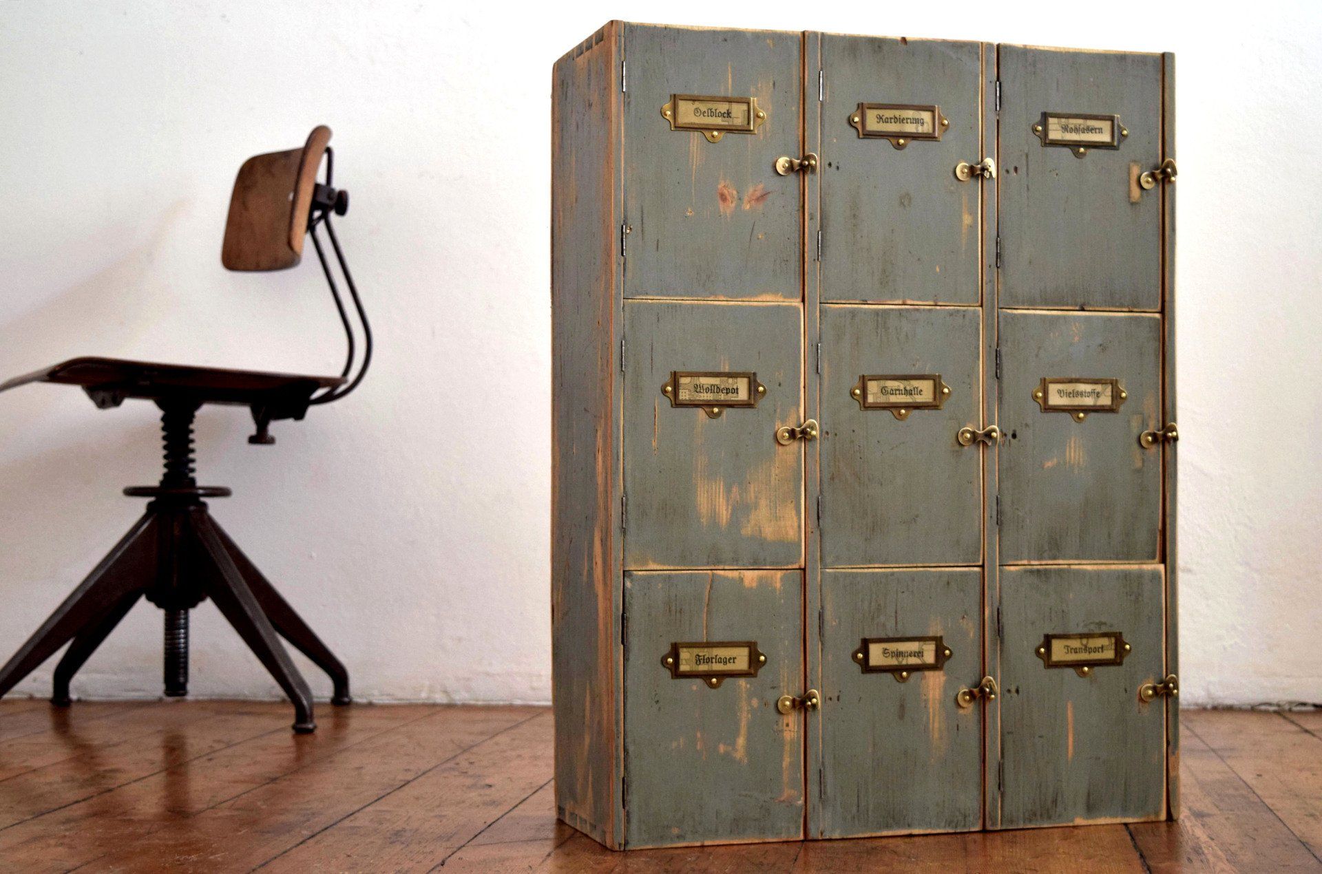 antiker Wandschrank, Klappenschrank aus Holz blaugrau mit Beschriftungsfeldern