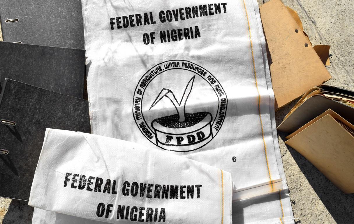 Getreidesäcke aus Nigeria von einem Schiff in der Abwrackwerft von Alang