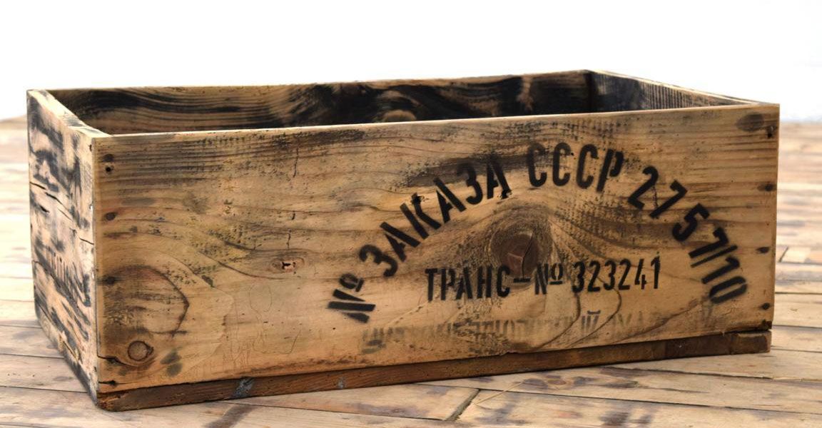 antike Holzkiste mit aufgedruckter Werbung