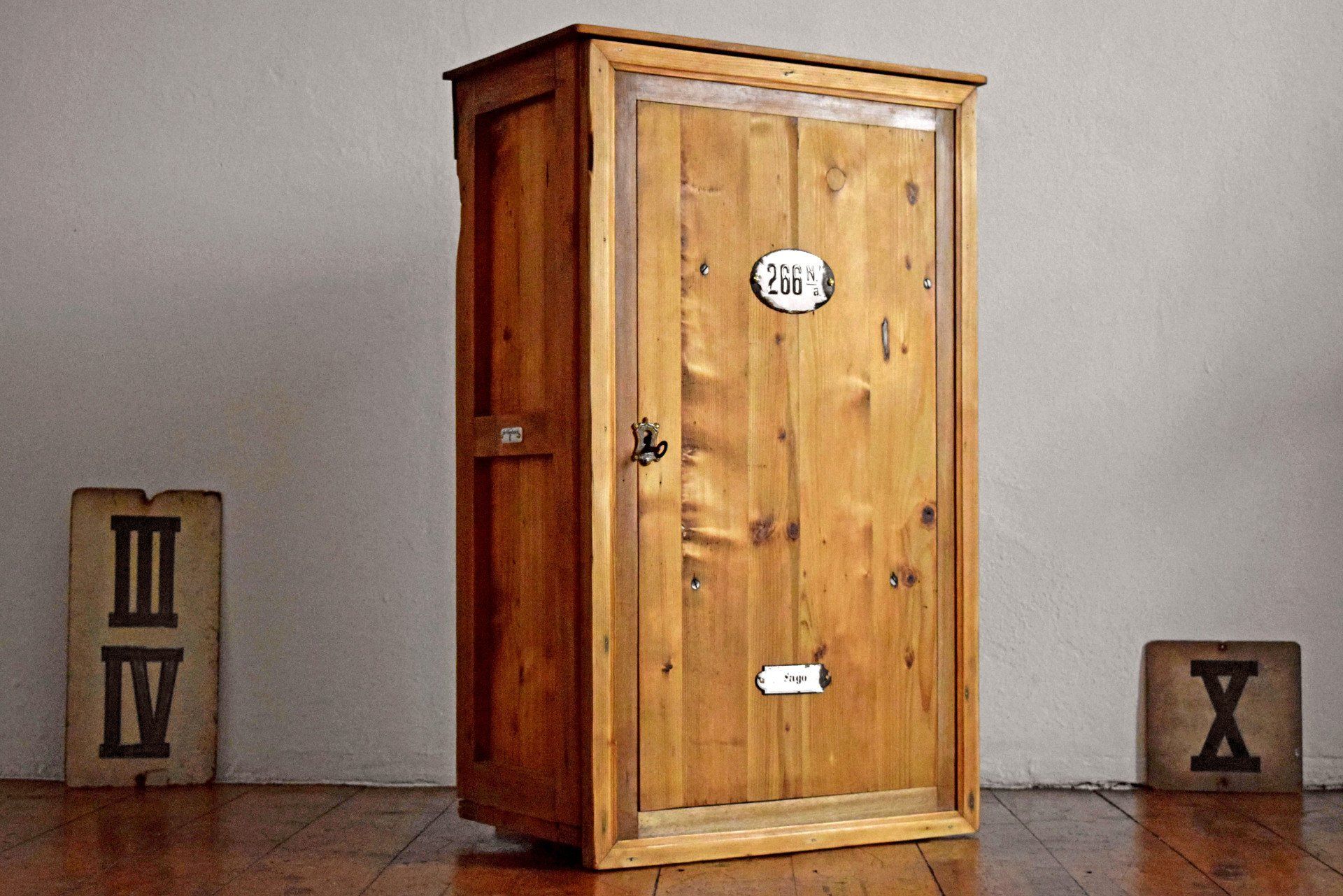 antiker Wandschrank aus Holz