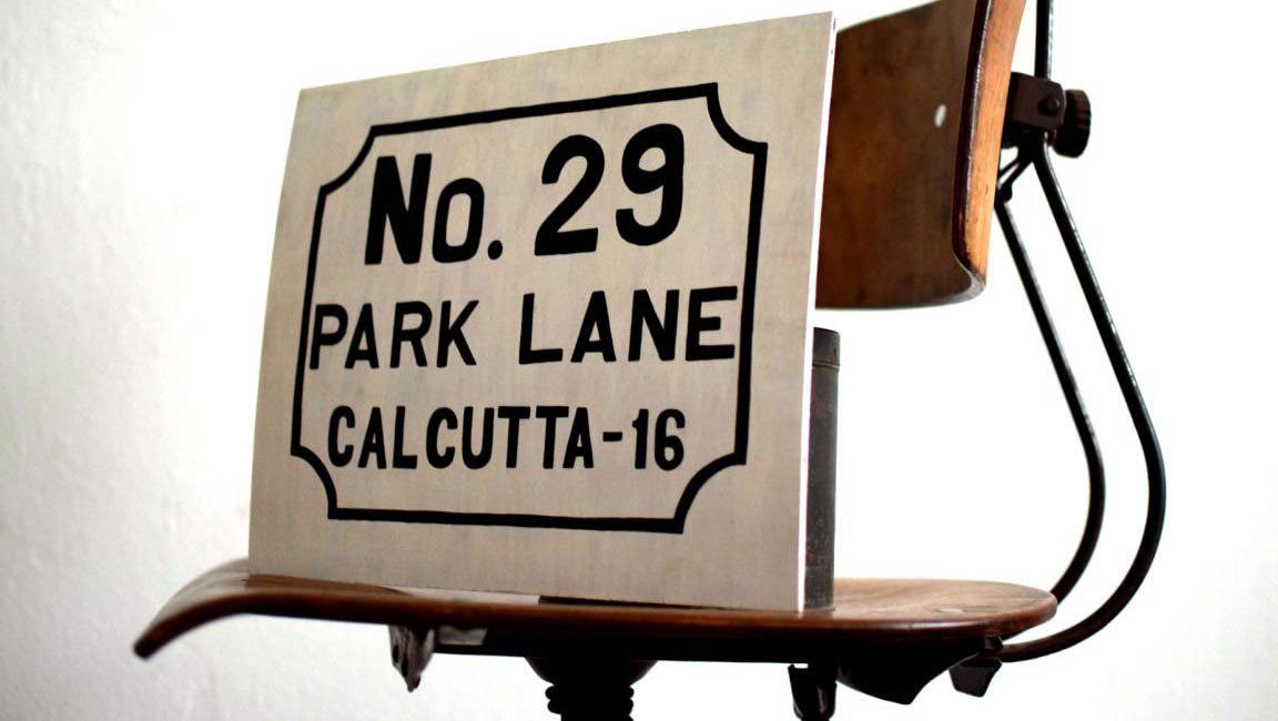 Schild handgemalt No 29 Park Lane Calcutta Reklame Werbung 26 x 31cm schwarz weiß