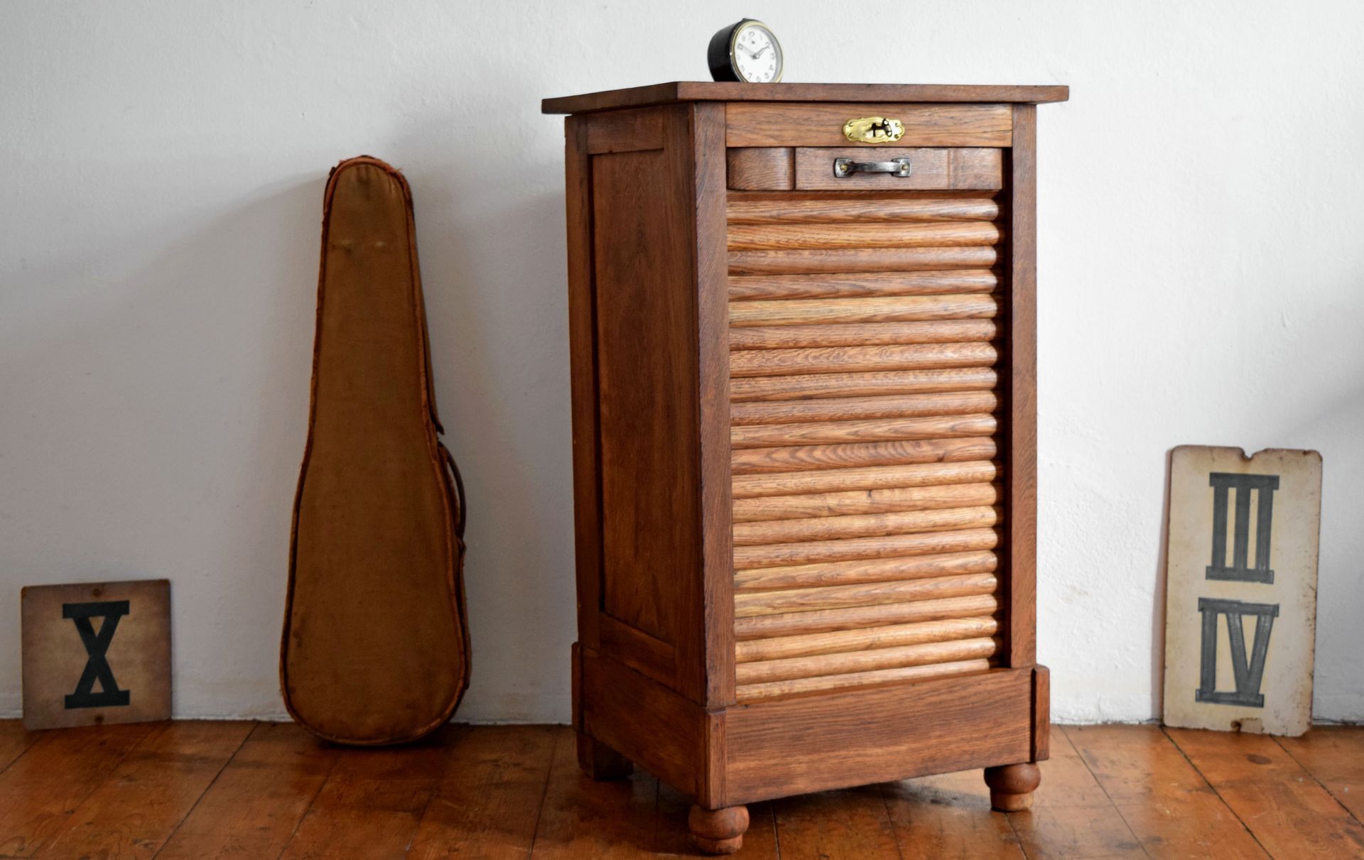 alter Rollladenschrank aus Eichenholz