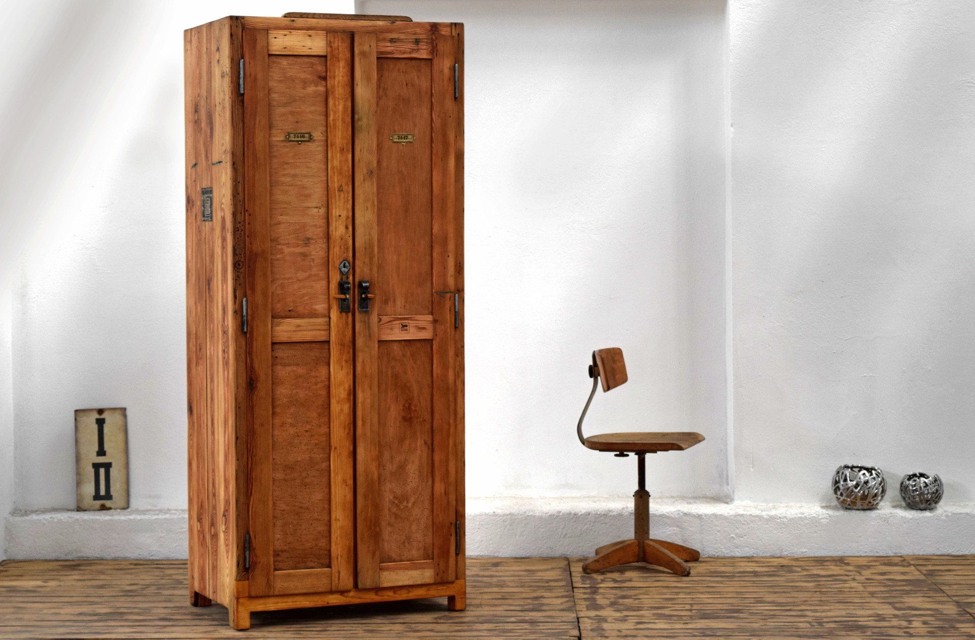 antiker Doppelspind aus Holz im Industriedesign.