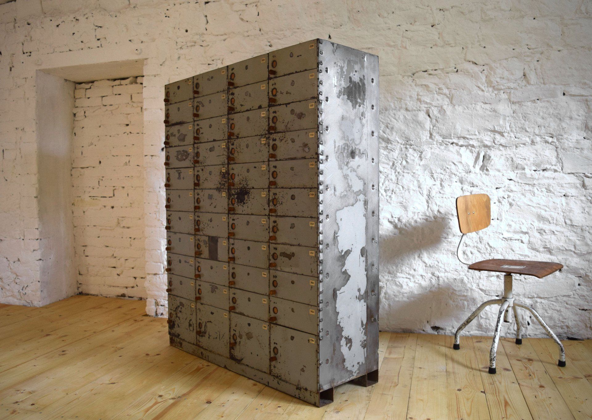 antiker Klappenschrank  aus Metall
