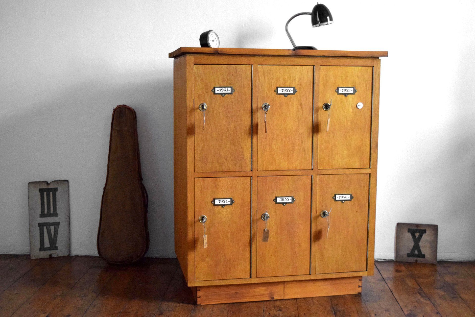 antiker Klappenschrank Holz, für Taschen und Rucksäcke