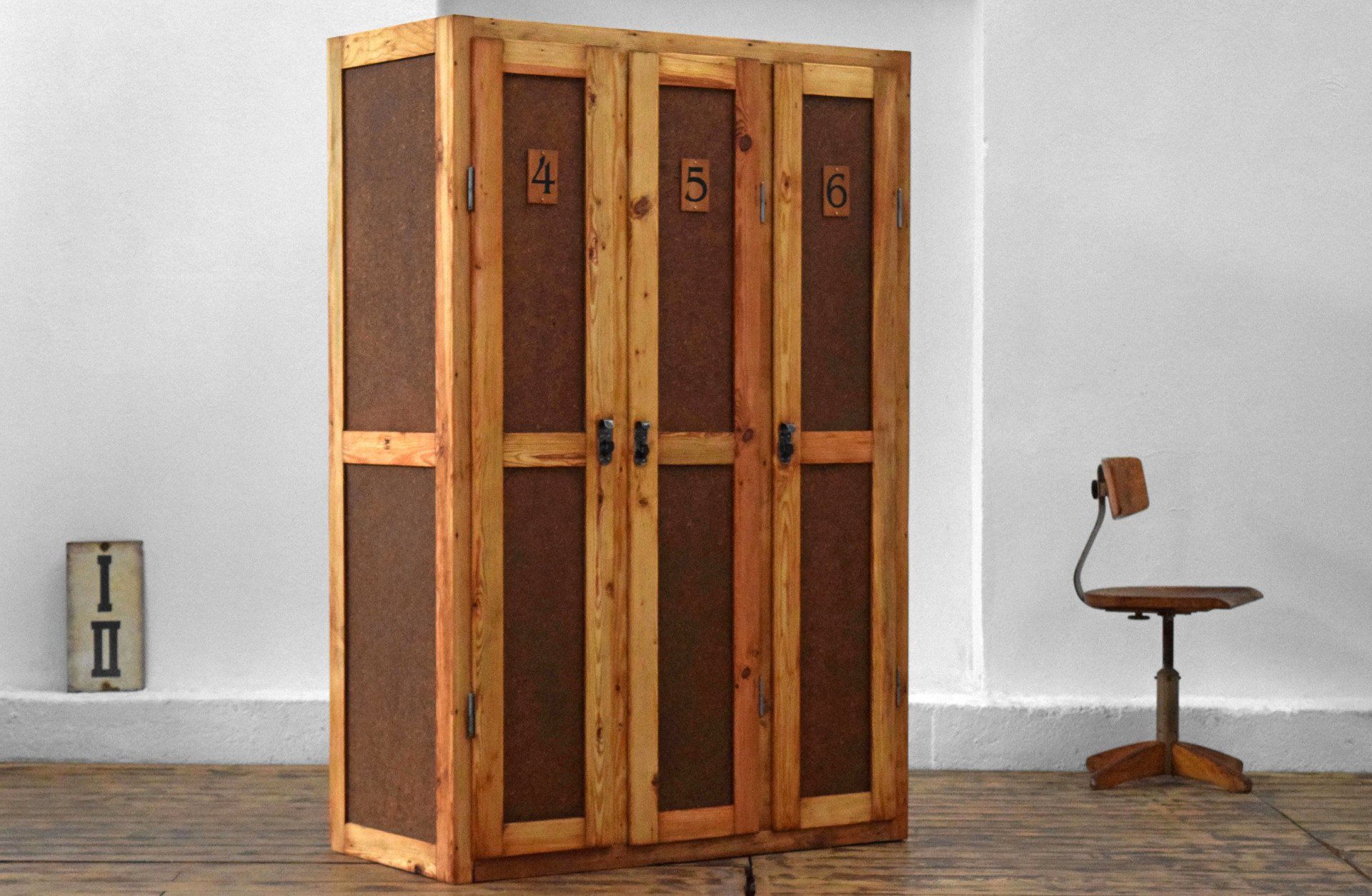 3er Spind Holz Antik Vintage Alt IndustrieDesign Loft Bauhaus Kleiderschrank Fabrik