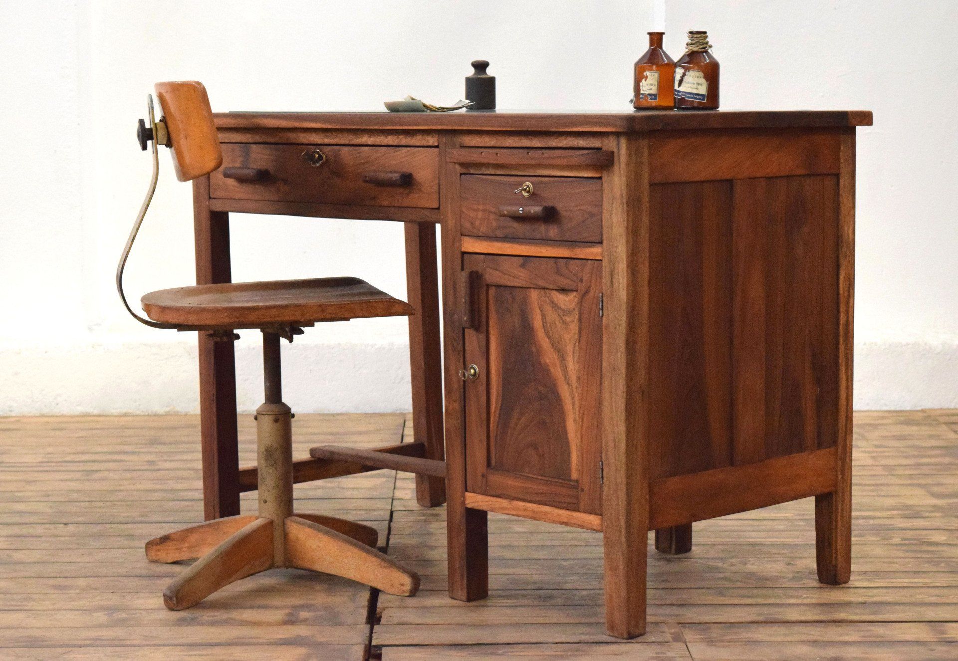 antiker Schreibtisch aus altem Teakholz