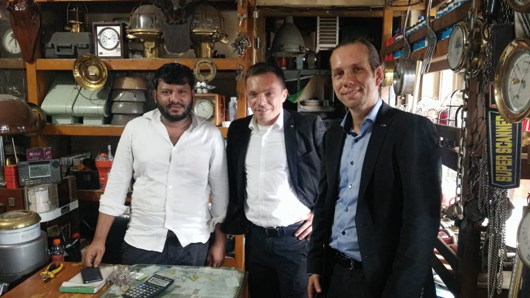 Gruppenfoto mit Antiquitätenhändler in Kalkutta