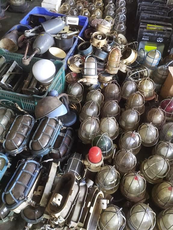historische Schiffsleuchten neben modernen LED Leuchten