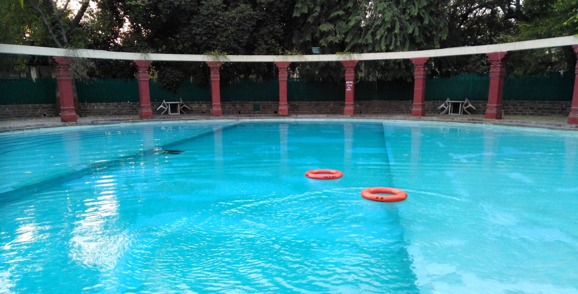 Hotelpool Nilambaq Palace mit Rettungsringen von der Abwrackwerft in Alang