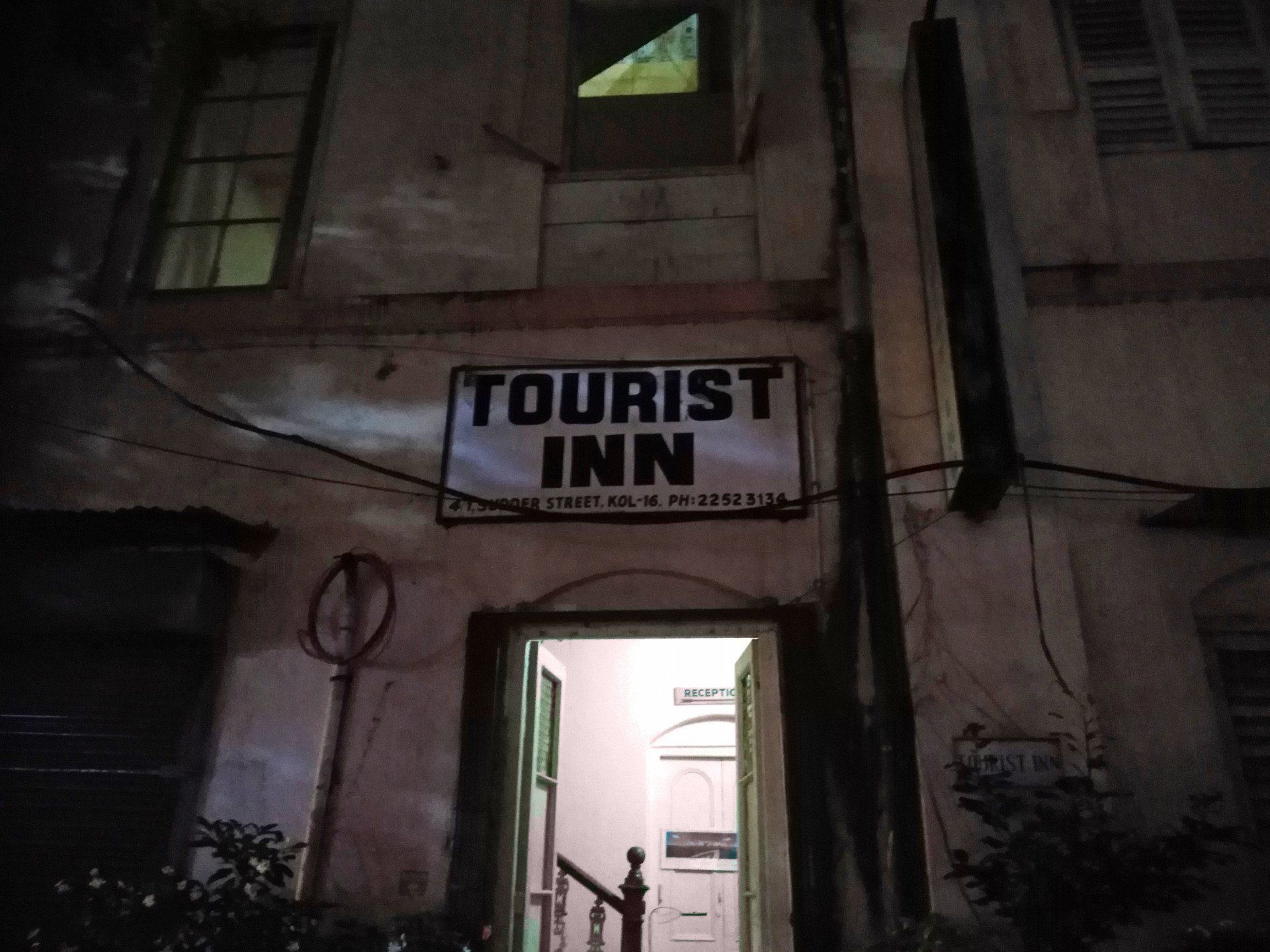 handgemaltes Schild Hotel Tourist Inn Sudder Street. Kalkutta