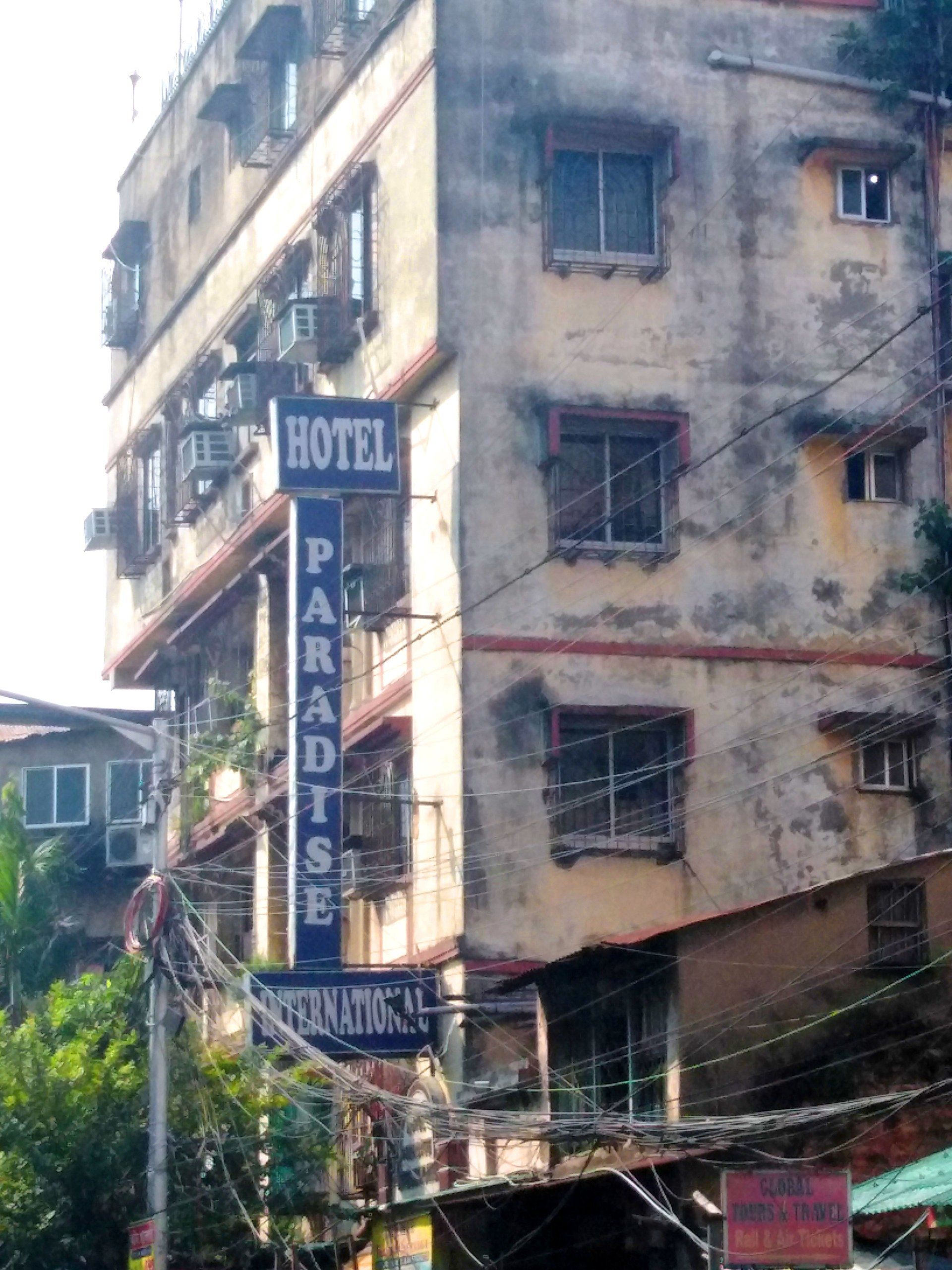 Gebäude mit Reklame: Hotel Paradise International Kalkutta