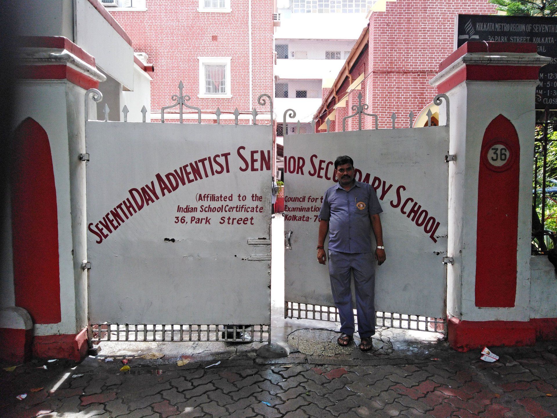 handbemaltes Eingangstor, Schule der siebenten tags adventisten Park Street Calcutta
