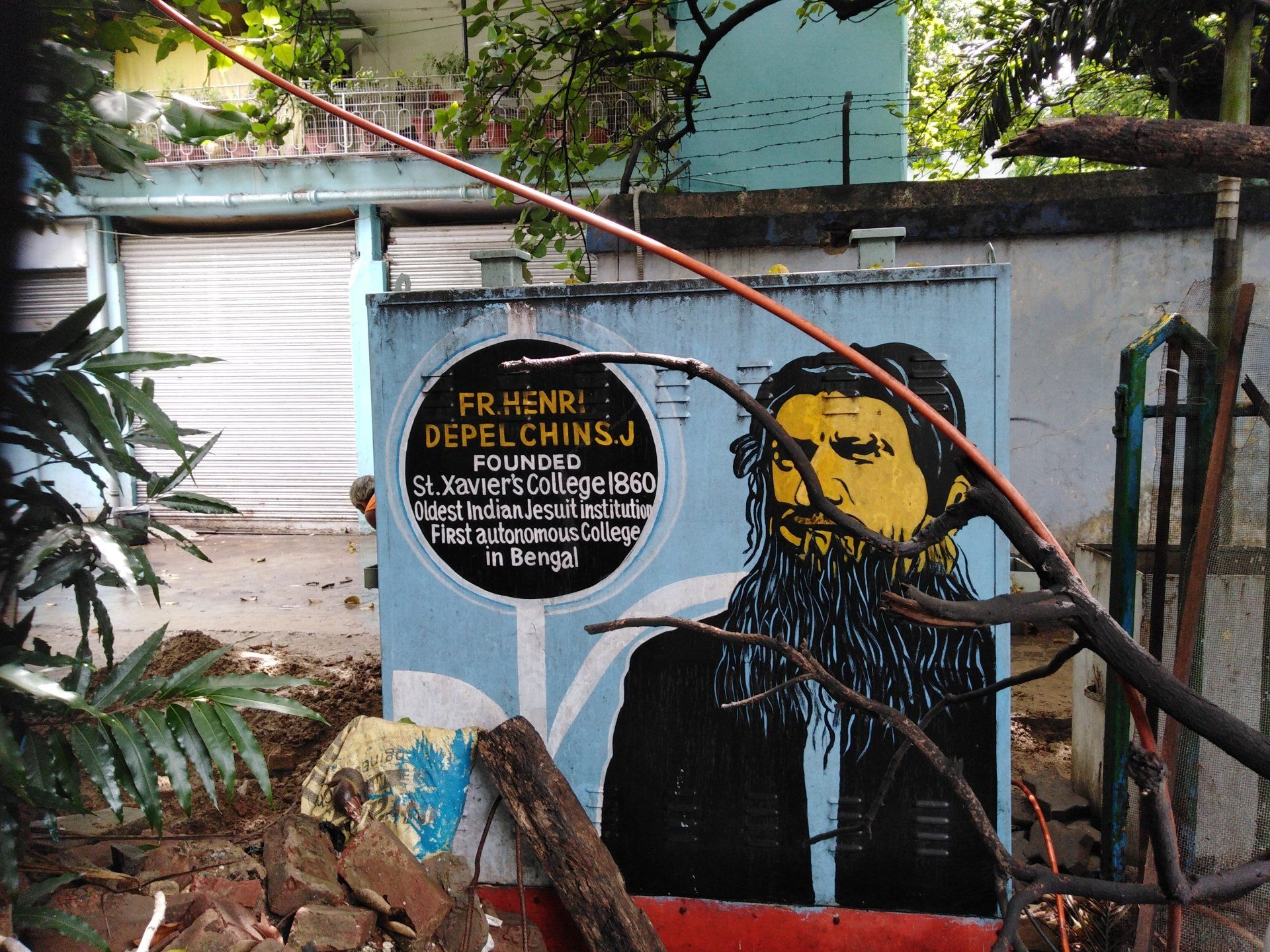 Handgemalte Reklame für das St. Xavier's College auf einem Stromkasten, Park Street Kolkata