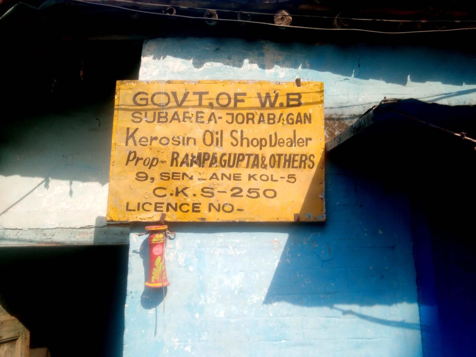handgemaltes Firmenschild eines Kerosinhandels in Sonagachi Kalkutta