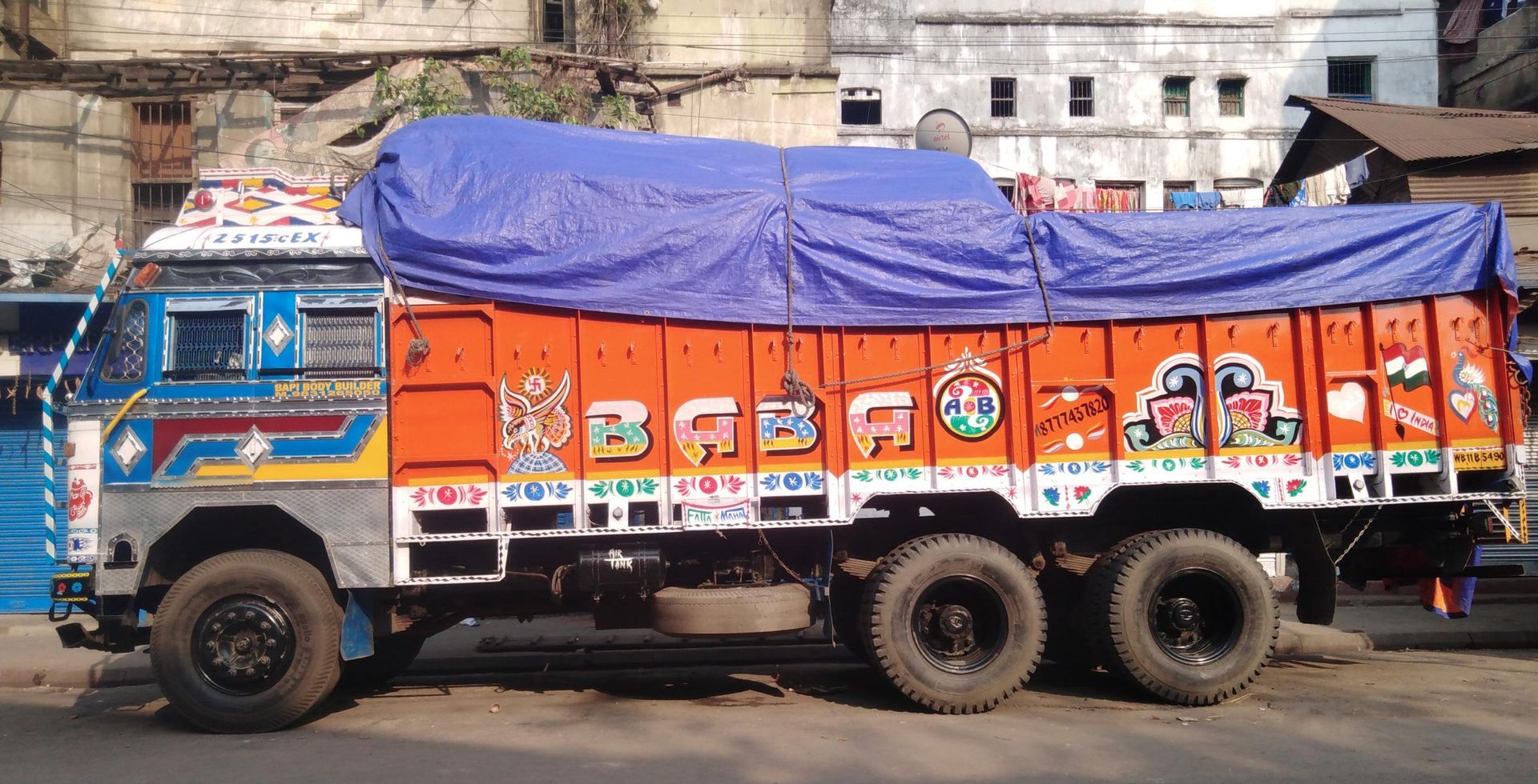 Indischer goods carrier, handbemaltes Transportfahrzeug in Calcutta  Kolkata