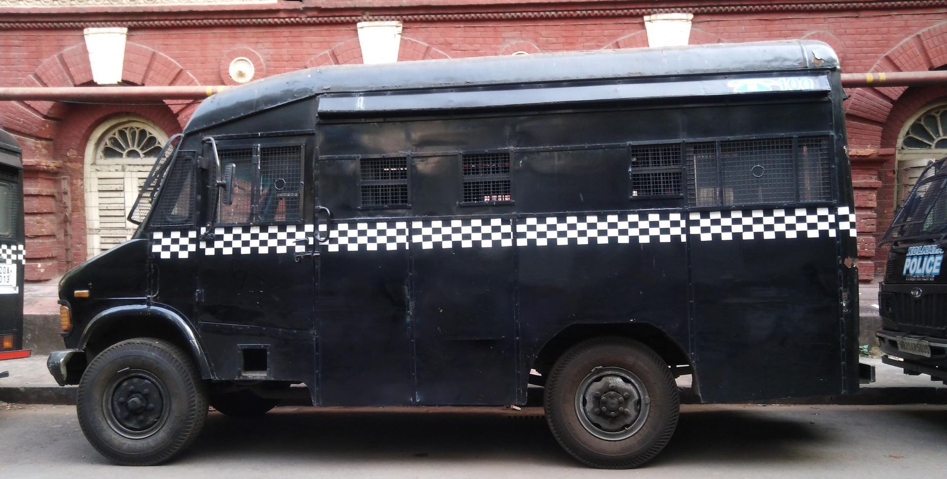 West Bengal prisoner transport car Gefangenentransporter Indien, handbemalt