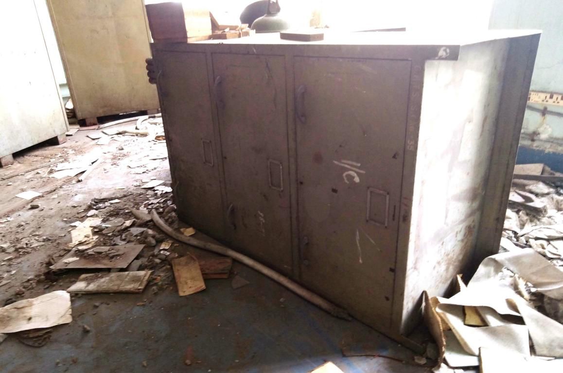 antiker Klappenschrank aus Metall mit großen Beschriftungsfeldern