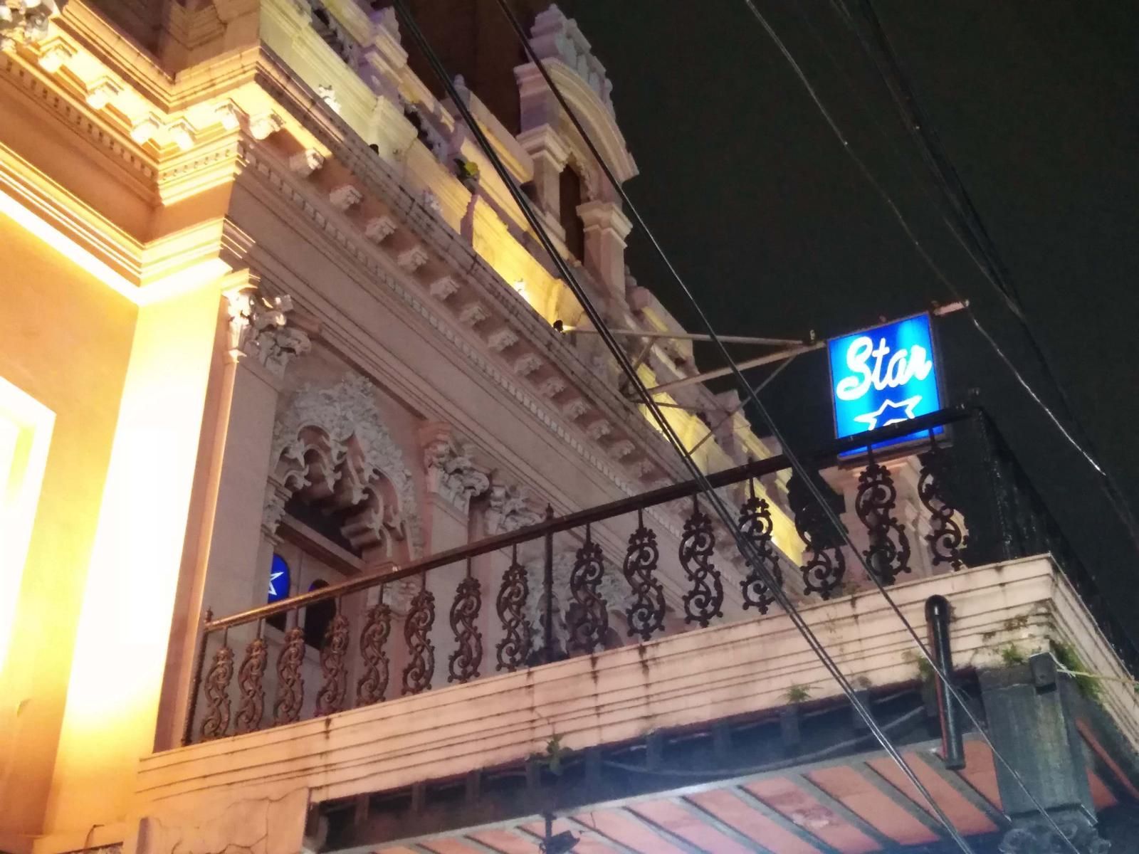 obere Fassade des Star Theater mit Leuchtreklame