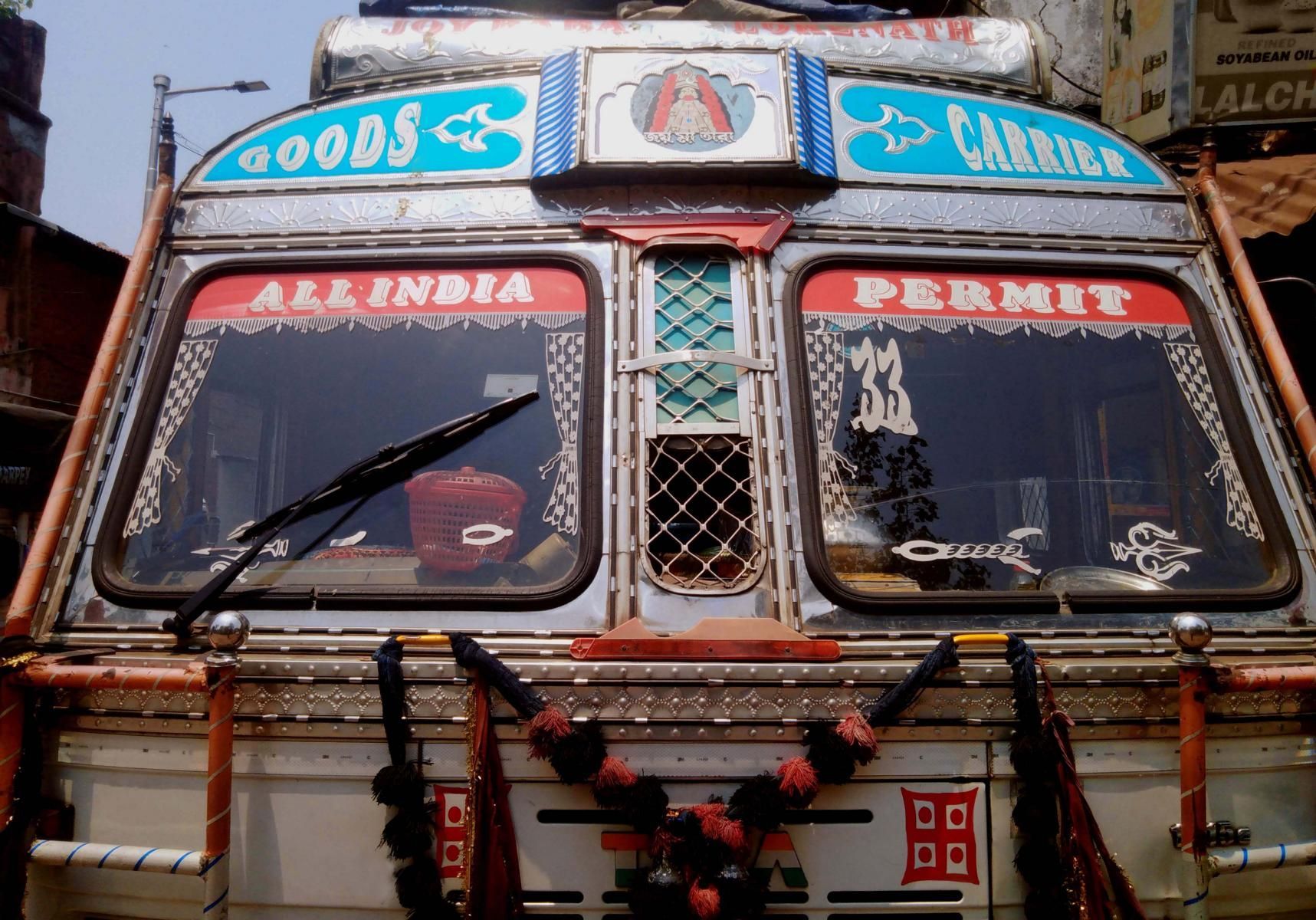 Windschutzscheiben eines bemalten indischen LKW