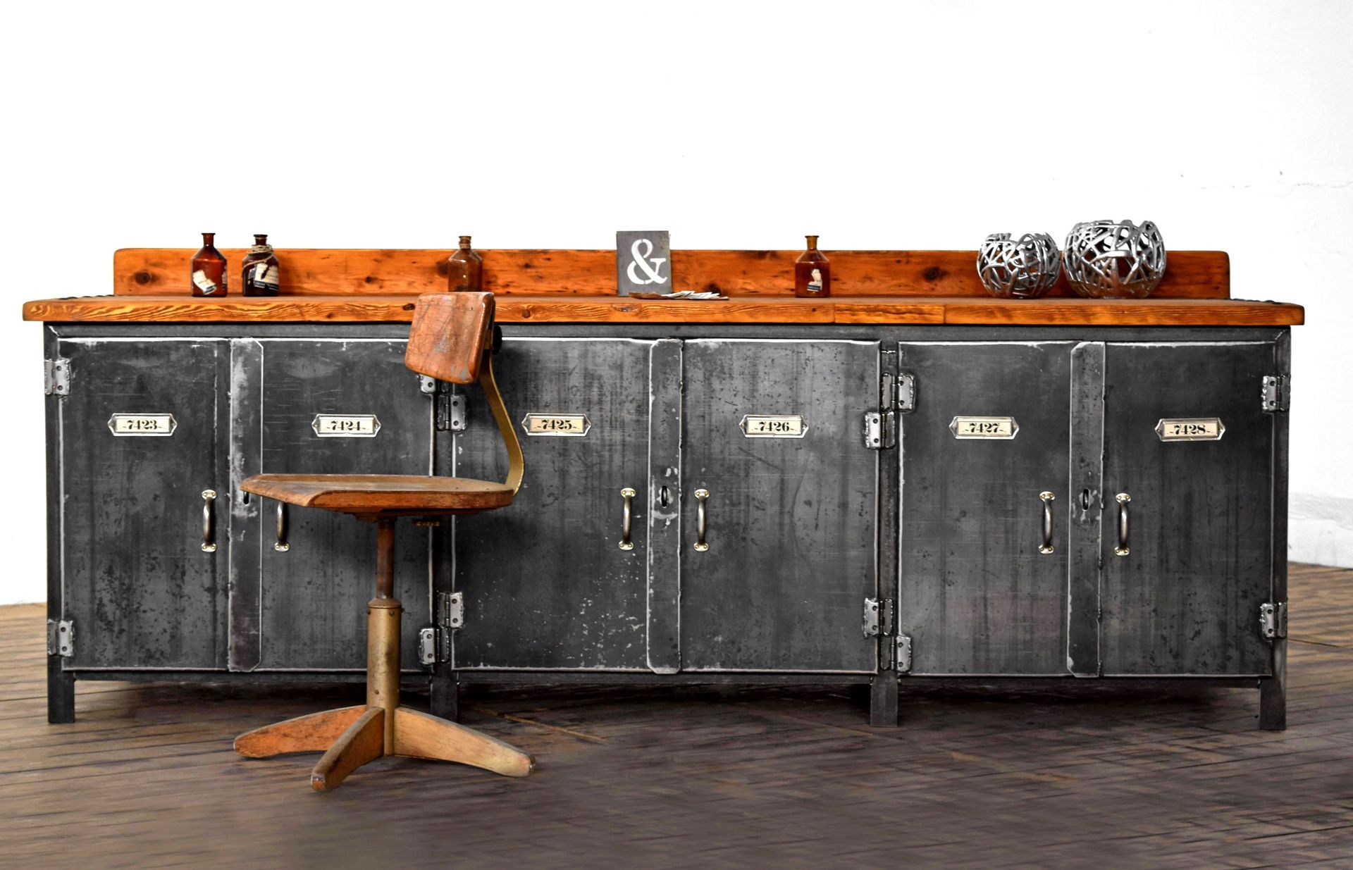 Werkbank 193er Antik unten aus Metall, oben aus Holz
