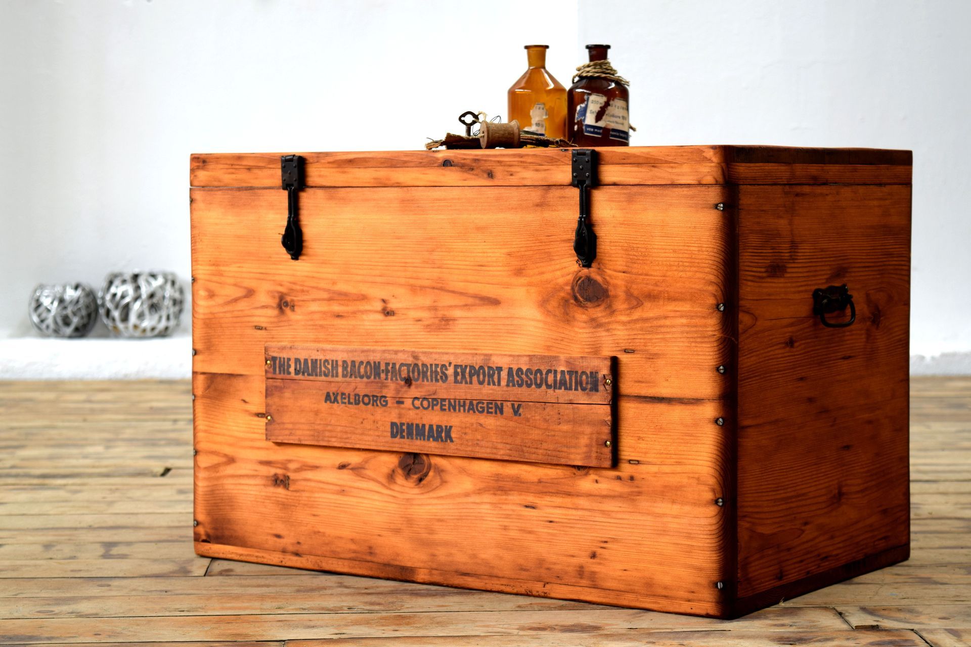 große alte Kiste aus Holz ist ein Vertreter historischen Industriedesign
