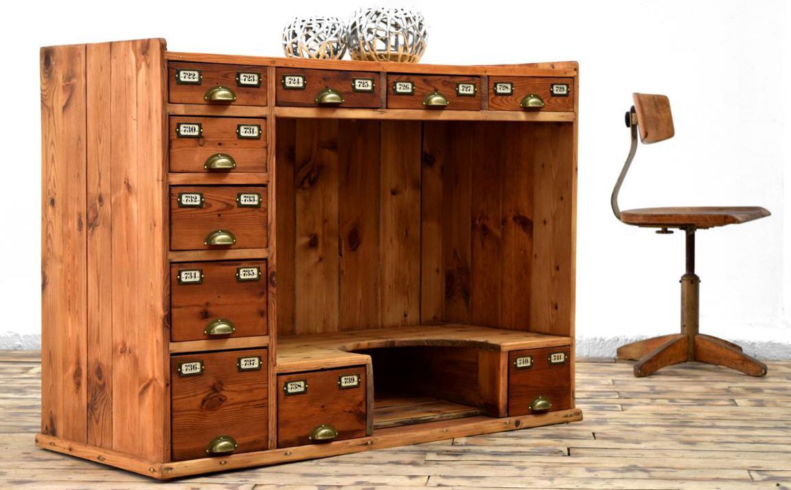 alter Schubladenschrank und Schreibtisch als Mischform
