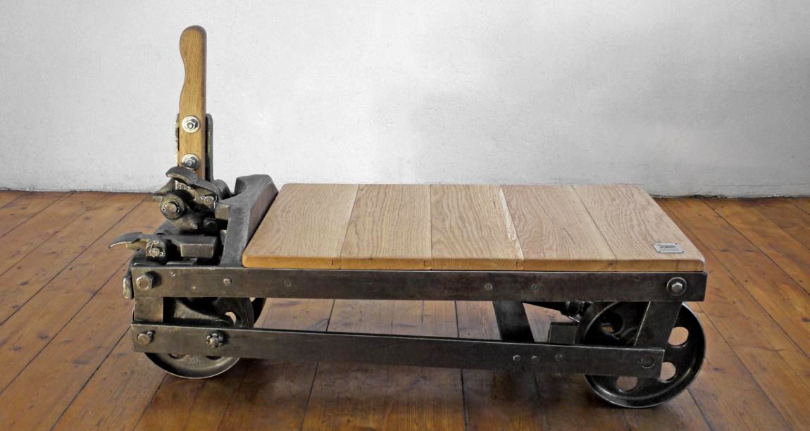 Hubwagen und Rollpalette sind als Wohnmöbel in Verwendung