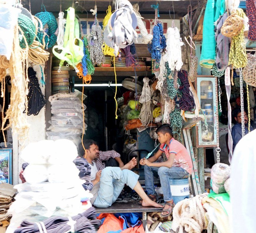 Geschäft für den Handel mit Stricken, Seilen, Kleidung und Folien bei den Abwrackwerften von Alang