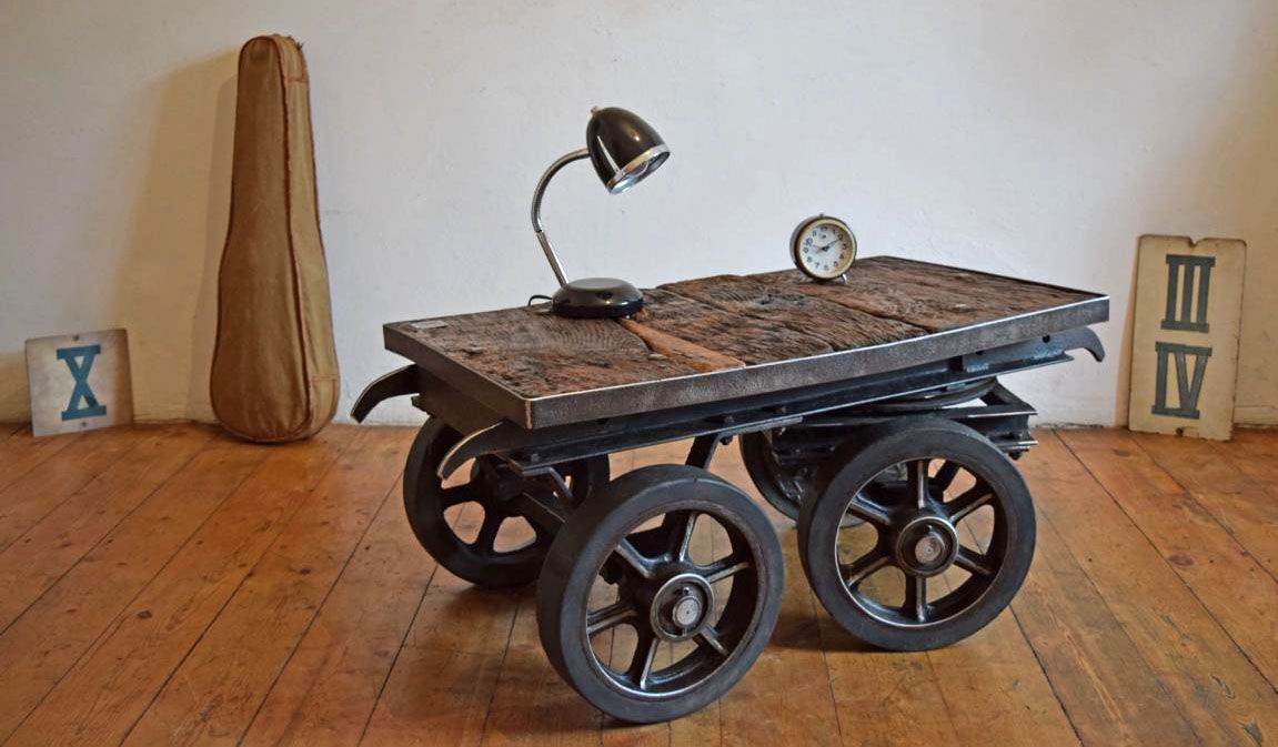Alter Rollwagen der mit Oldtimern verwandt ist