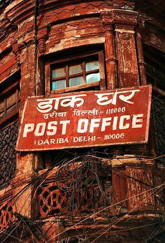 großes handgemaltes Schild Postamt Connaught Place Old Delhi