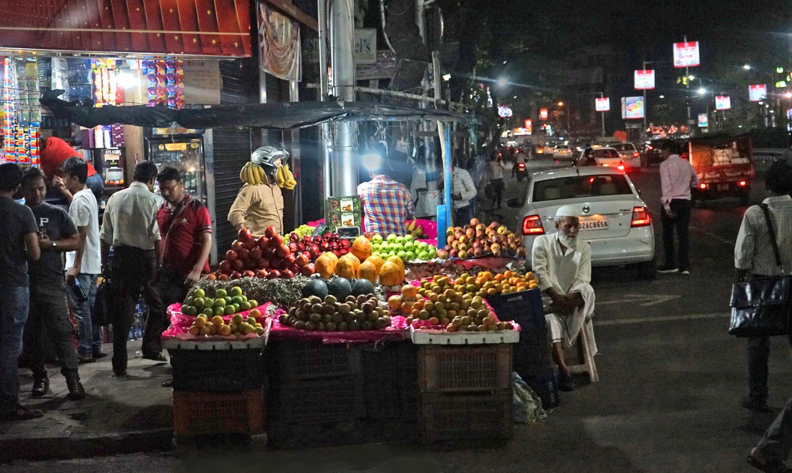 großer Verkaufsstand für Obst in Calcutta Indien in der Dämmerung