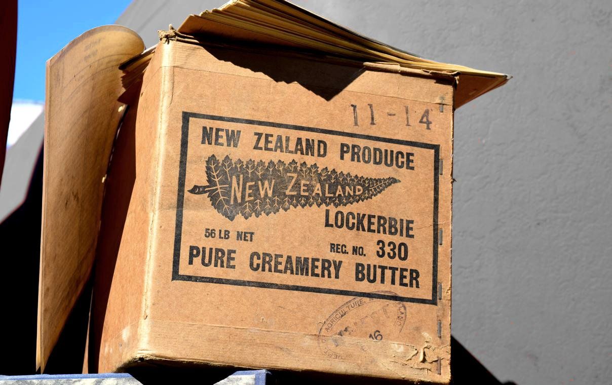 alter Pappkarton New Zealand Butter aus einem Abwrackschiff in Alang