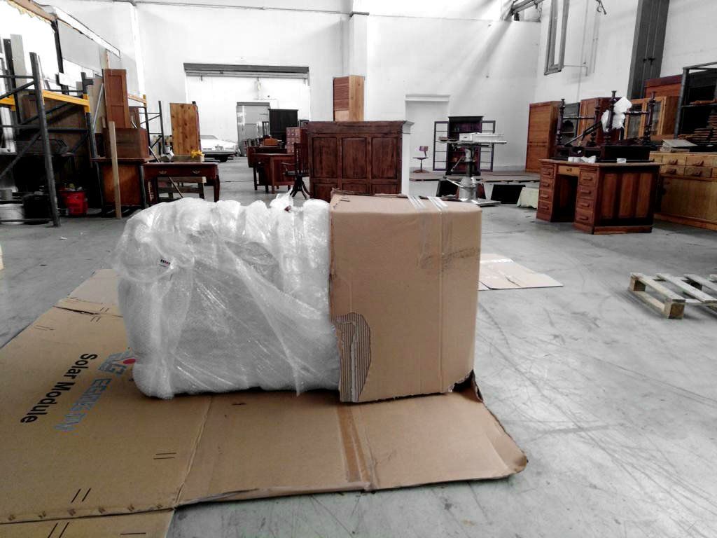 Antiker Schubladenschrank mehrfach in Pappe eingepackt