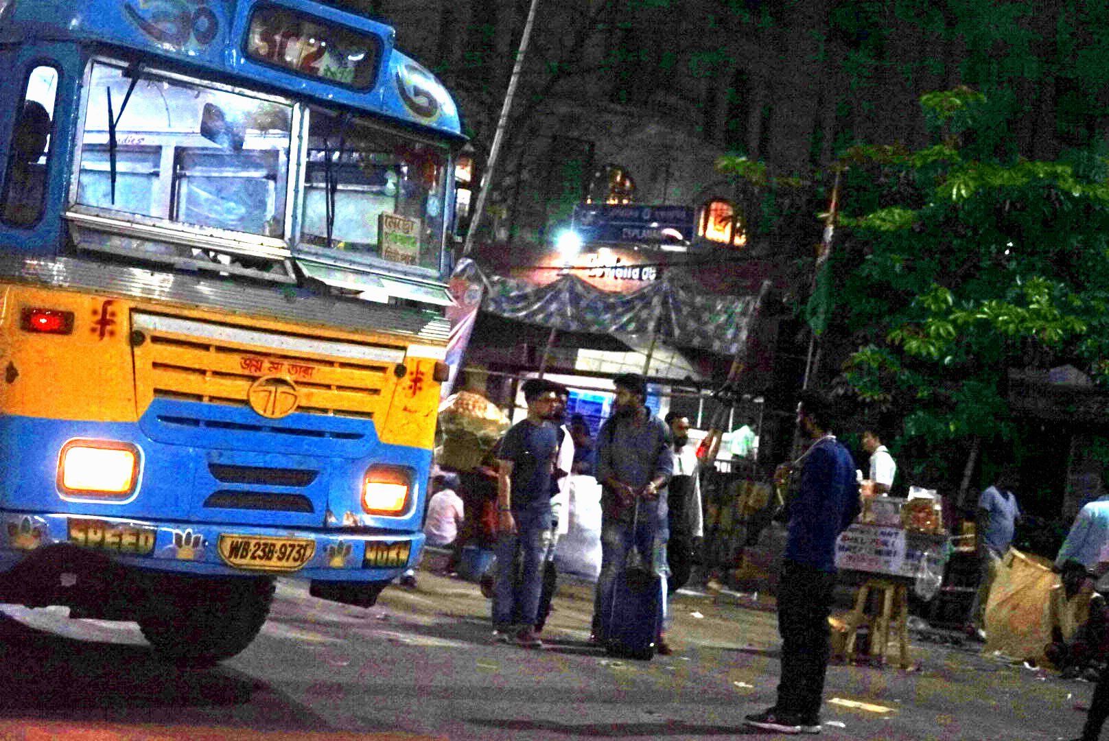 Reisebus Kalkutta Indien von Hand bemalt in blau gelb rot