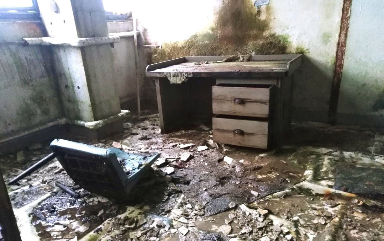 nasse alte verfallene Werkbank aus Holz