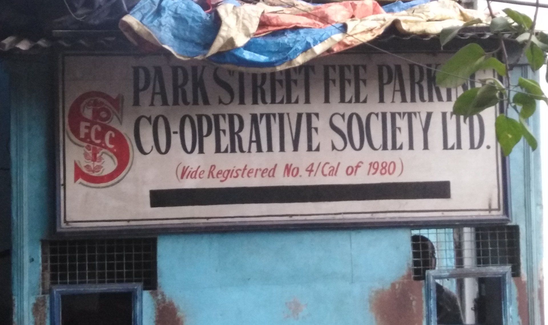 handgemaltes Reklameschild für einen gebührenpflichtigen Parkplatz, Park Street Calcutta