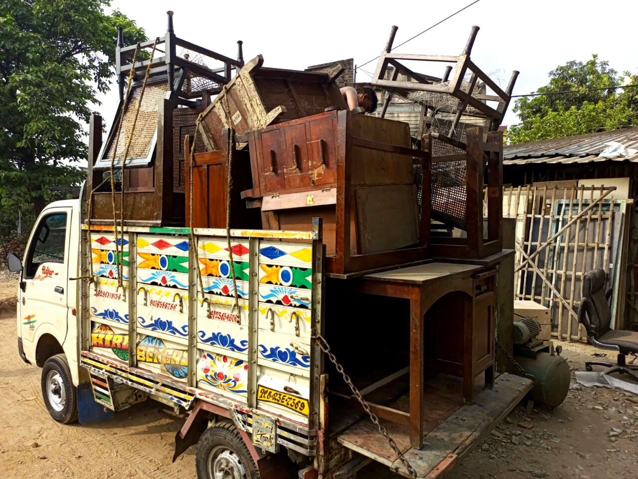 handbemalter Kleintransporter, beladen mit antiken Möbeln