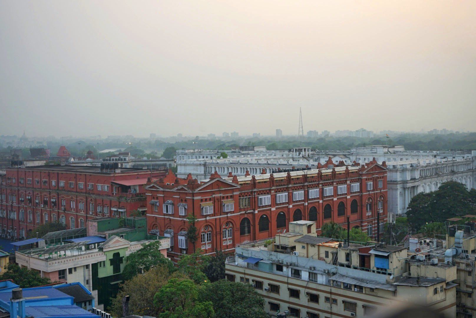 Smog über dem Indian Museum Calcutta aus Richtung Sudder Street