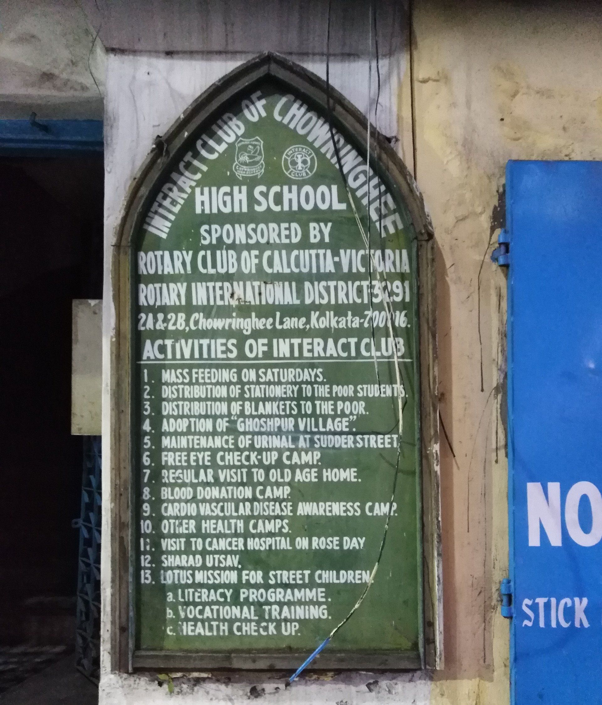 handgemaltes Schild aus Teakholz des rotary club of calcutta chowringhee