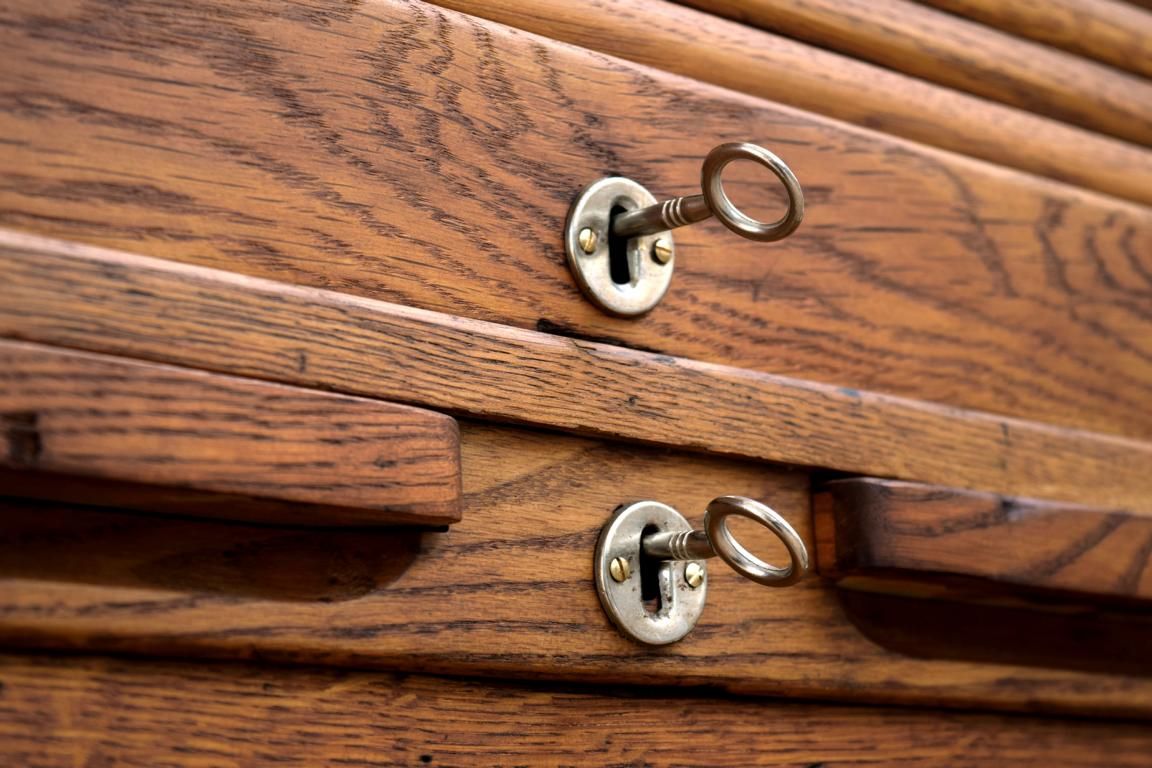 zwei Schlösser sind der Mittelpunkt bei einem antiken Rollladenschrank