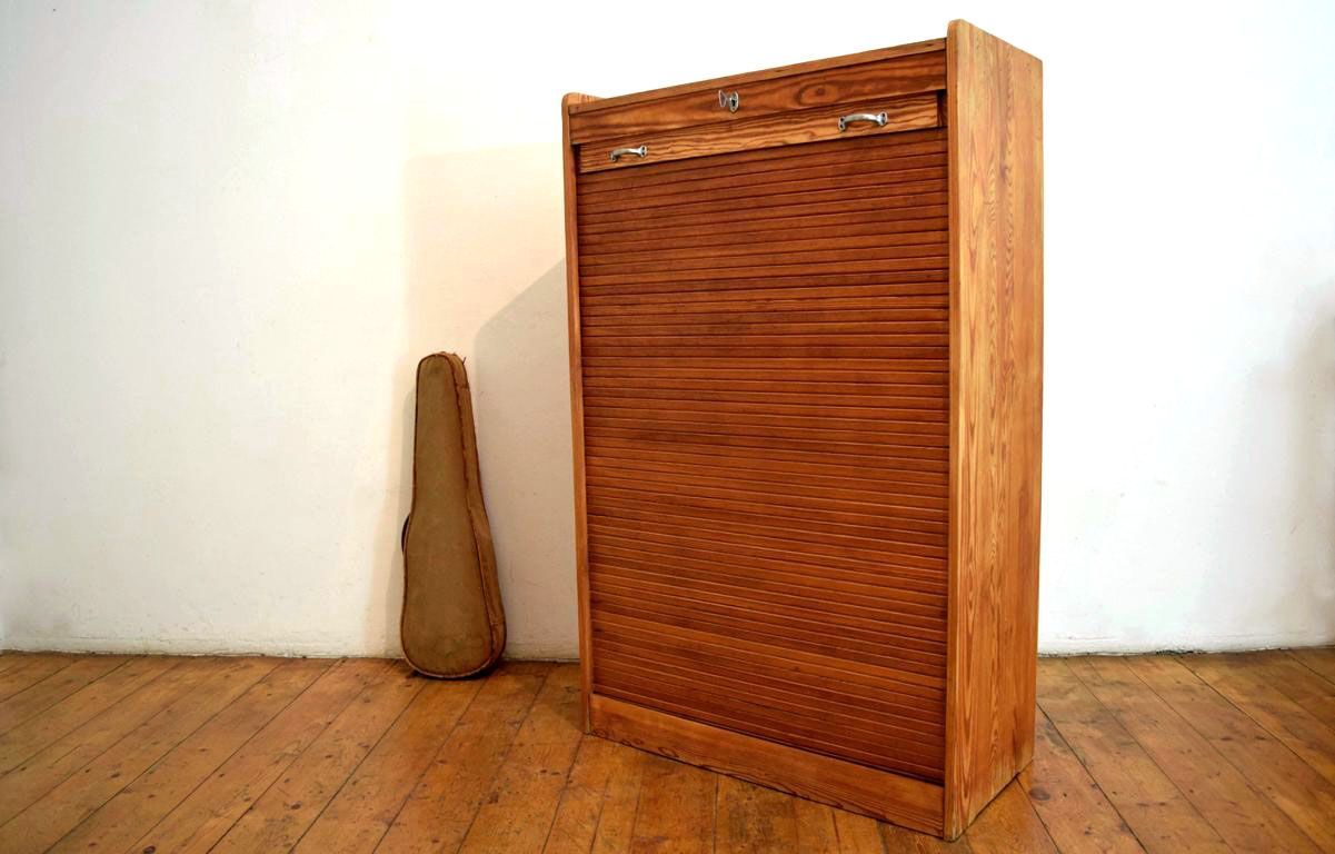 alter Rollladenschrank aus Holz mit Gestaltungsmerkmalen der 1940er Jahre