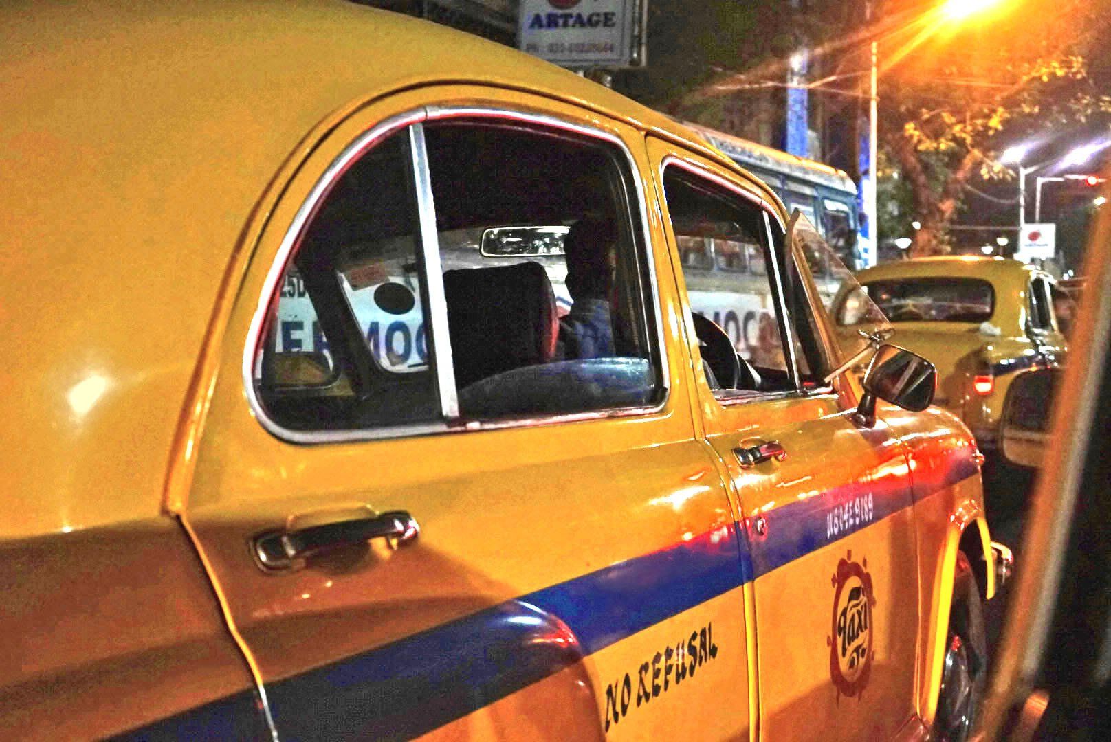 calcutta yellow taxis bemalt mit no refusal in schwarz auf gelbem grund
