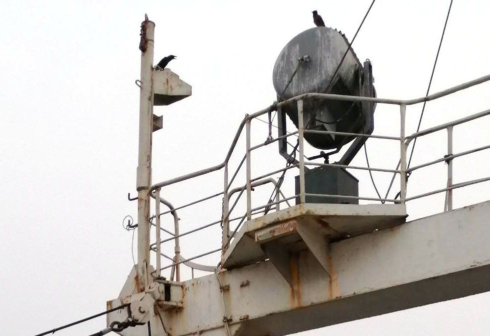 Suchscheinwerfer an Deck eines Abwrackschiffes in Alang Indien