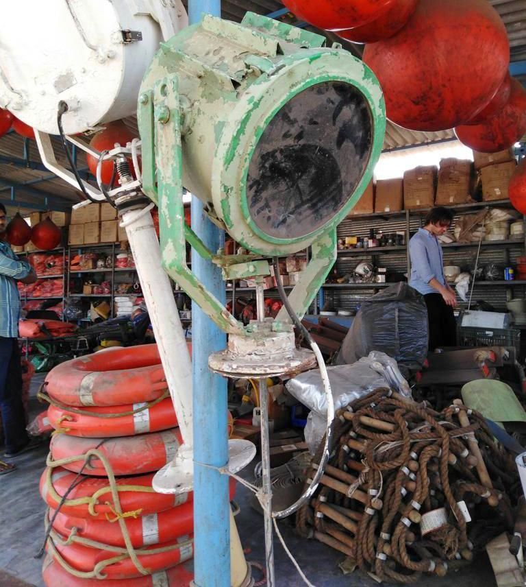 alter Scheinwerfer von einem Schiff