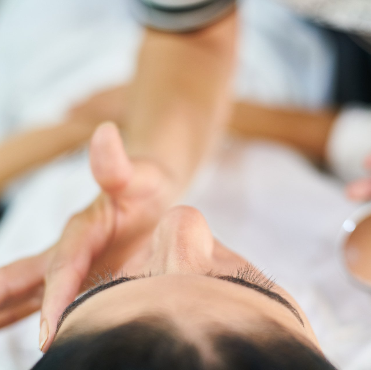 una donna riceve un massaggio al viso in un salone di bellezza