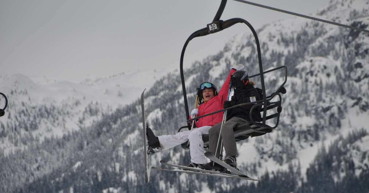 En Vancouver. Explora museos y sum&eacute;rgete en la vibrante cultura urbana. Luego, un panor&aacute;mico viaje en autob&uacute;s a lo largo de la autopista Sea-to-Sky te llevar&aacute; a un Whistler cubierto de nieve. Vive emocionantes aventuras en motos de nieve y raquetas, los c&aacute;lidos lounges junto a la chimenea te brindar&aacute;n la experiencia que mereces. &iexcl;La aventura est&aacute; por comenzar!